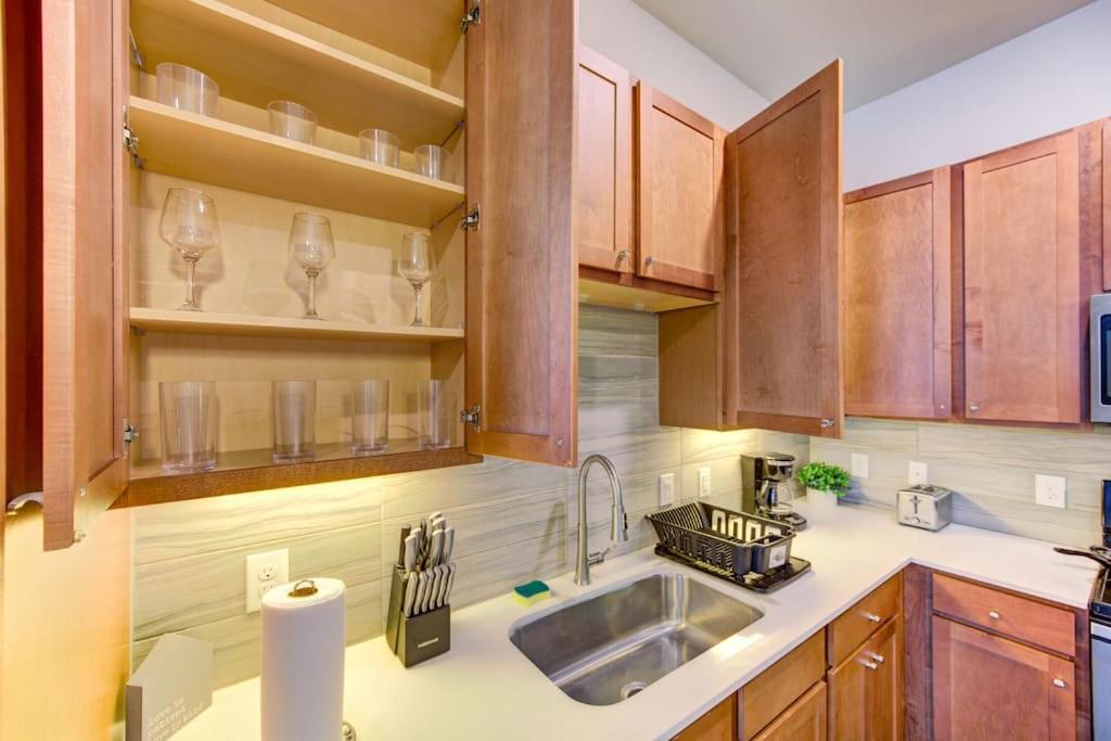 Fancy Apt Downtown. Pool. Gym. Lounge. Pet Ok Houston Eksteriør bilde